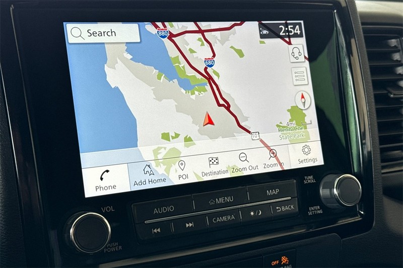 Nissan Frontier Vehicle Full-screen Gallery Image 18