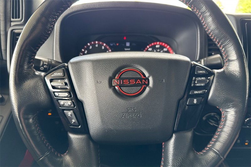 Nissan Frontier Vehicle Full-screen Gallery Image 23