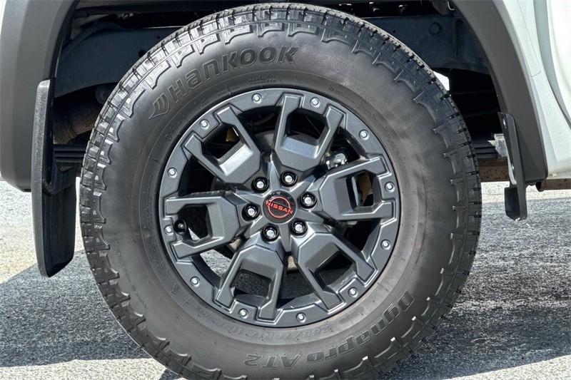 Nissan Frontier Vehicle Full-screen Gallery Image 26