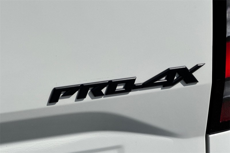 Nissan Frontier Vehicle Full-screen Gallery Image 27