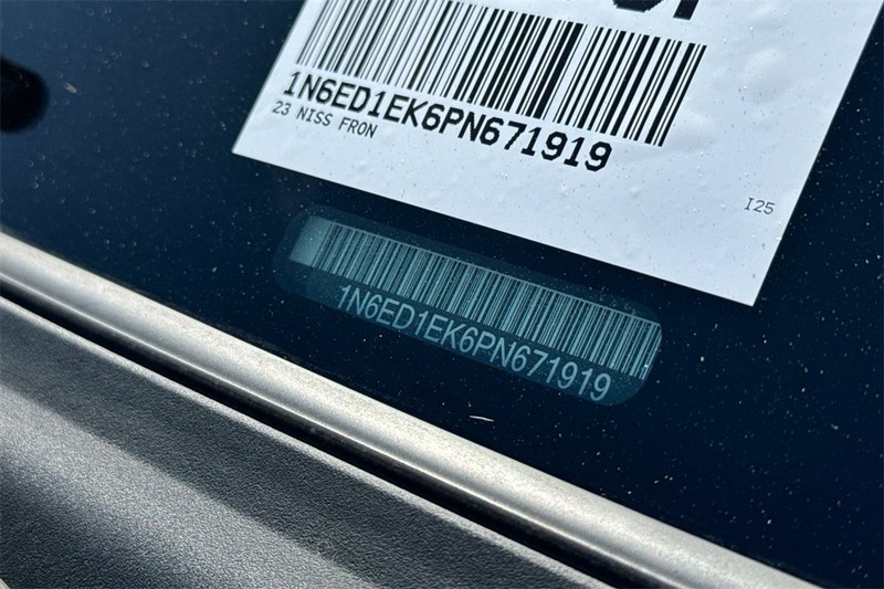 Nissan Frontier Vehicle Full-screen Gallery Image 28