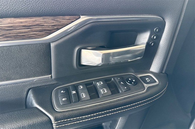 Ram 3500 Vehicle Full-screen Gallery Image 11