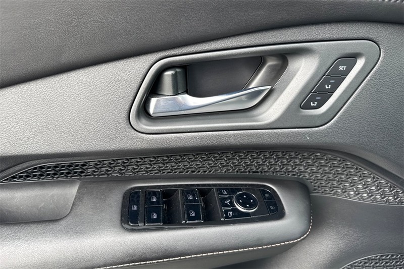 Nissan ARIYA Vehicle Full-screen Gallery Image 11