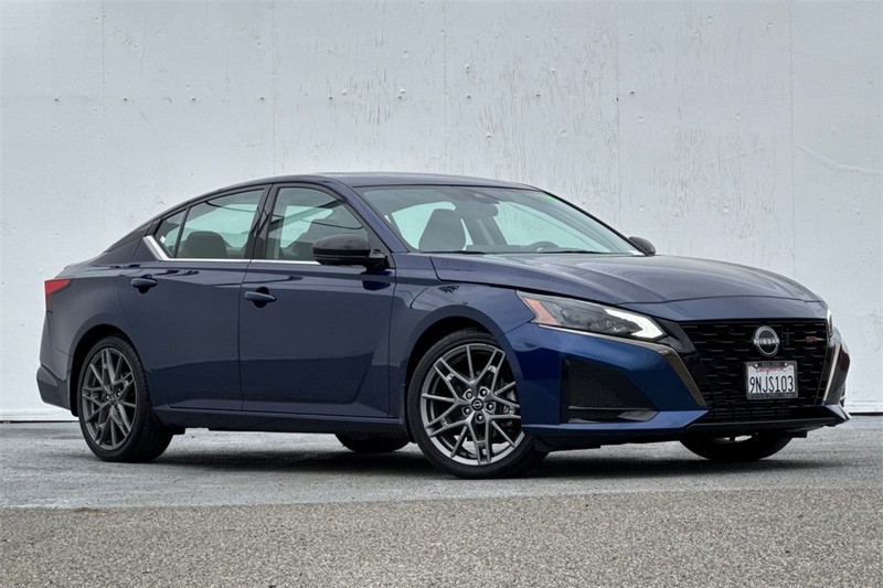 Nissan Altima Vehicle Full-screen Gallery Image 02