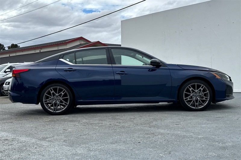 Nissan Altima Vehicle Full-screen Gallery Image 03