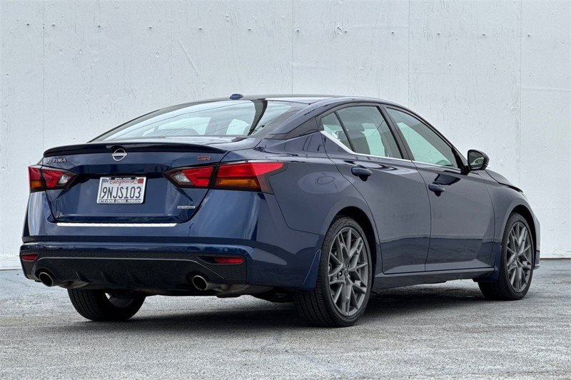 Nissan Altima Vehicle Full-screen Gallery Image 04