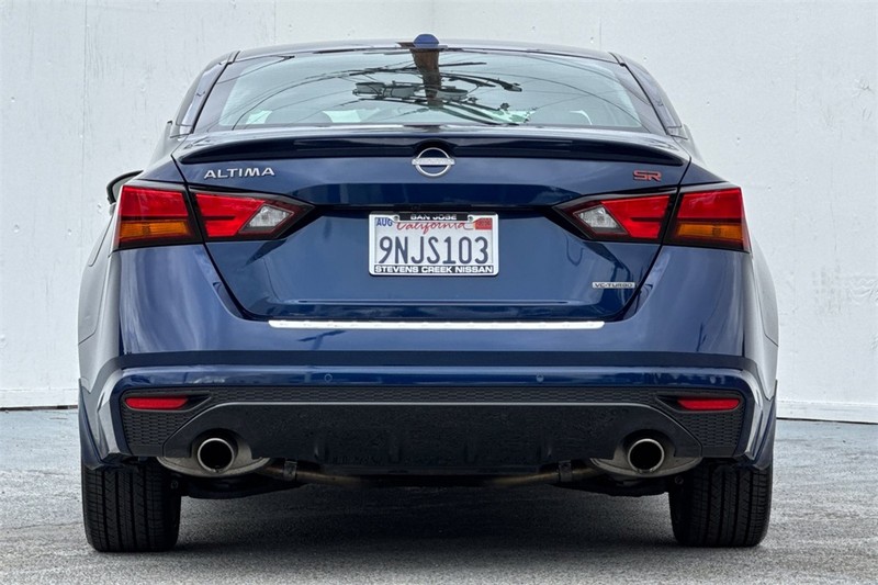 Nissan Altima Vehicle Full-screen Gallery Image 05