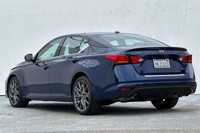 Nissan Altima Vehicle Full-screen Gallery Image 07