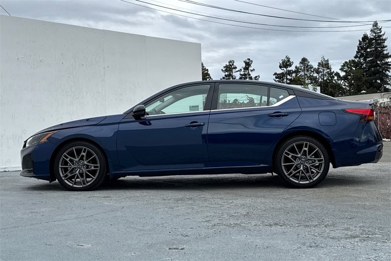 Nissan Altima Vehicle Full-screen Gallery Image 08