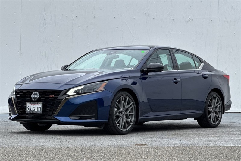 Nissan Altima Vehicle Full-screen Gallery Image 09