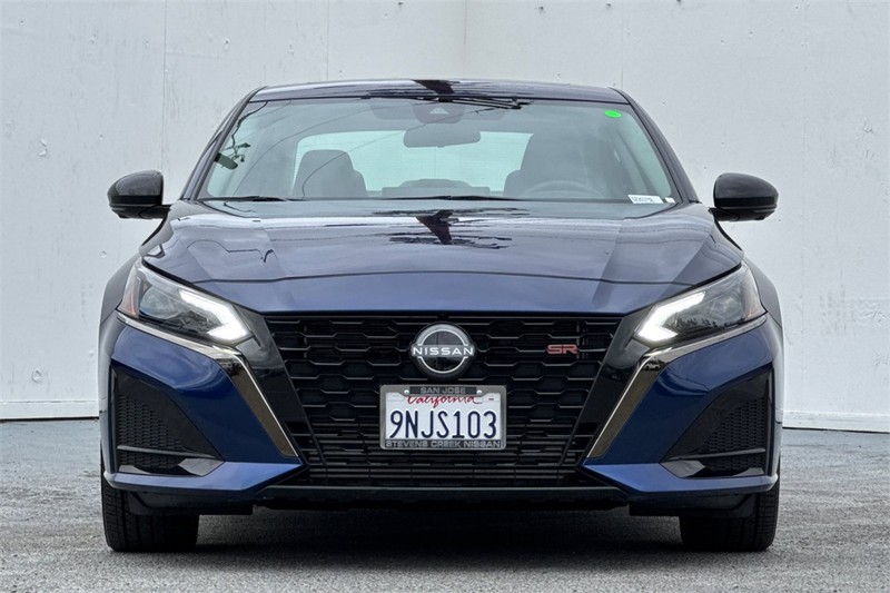 Nissan Altima Vehicle Full-screen Gallery Image 10