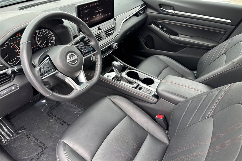 Nissan Altima Vehicle Full-screen Gallery Image 11