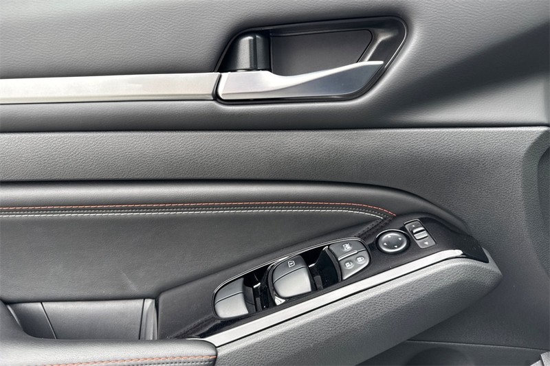 Nissan Altima Vehicle Full-screen Gallery Image 12