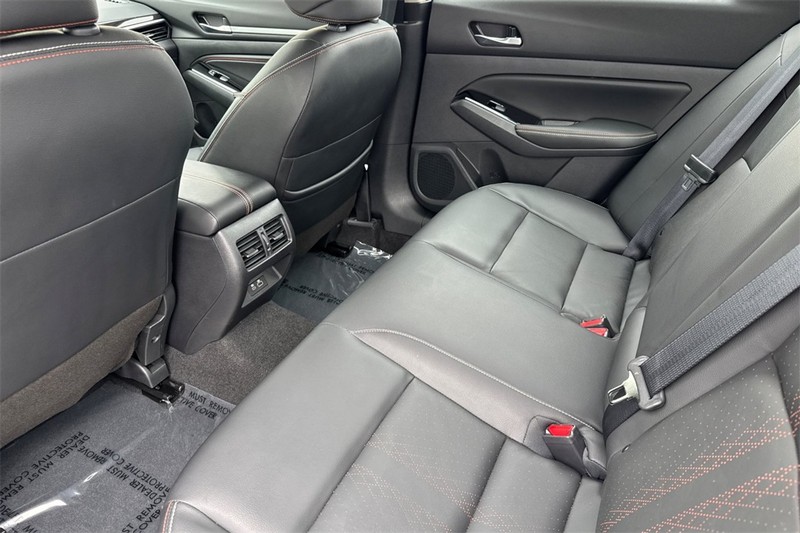 Nissan Altima Vehicle Full-screen Gallery Image 13