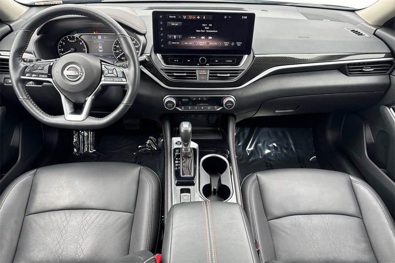 Nissan Altima Vehicle Full-screen Gallery Image 14