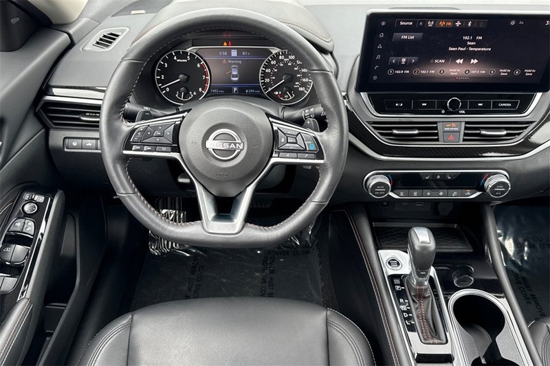 Nissan Altima Vehicle Full-screen Gallery Image 15