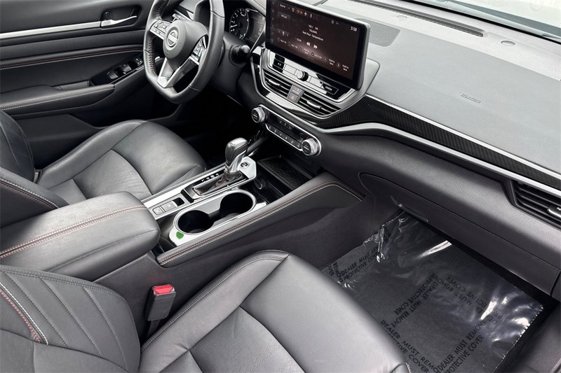 Nissan Altima Vehicle Full-screen Gallery Image 16