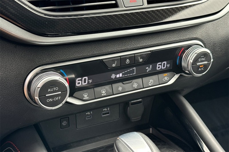 Nissan Altima Vehicle Full-screen Gallery Image 21