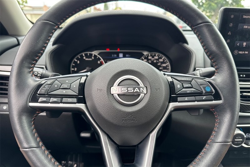 Nissan Altima Vehicle Full-screen Gallery Image 24