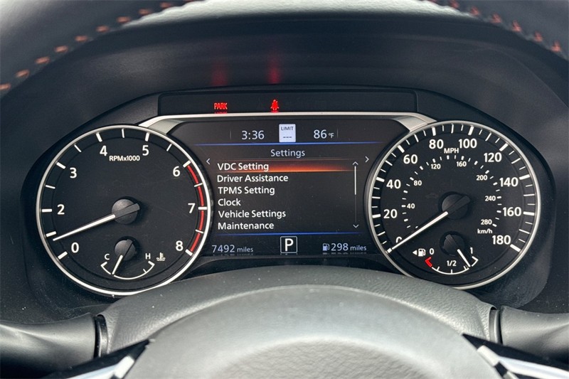 Nissan Altima Vehicle Full-screen Gallery Image 25