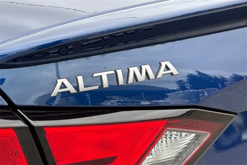 Nissan Altima Vehicle Full-screen Gallery Image 28