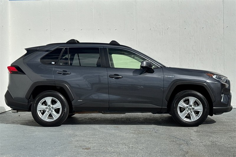 Toyota RAV4 Hybrid Vehicle Full-screen Gallery Image 03