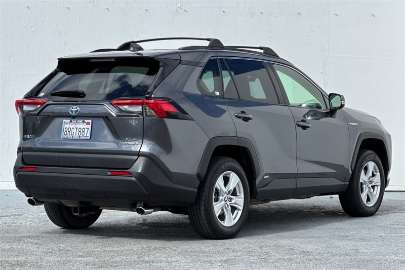 Toyota RAV4 Hybrid Vehicle Full-screen Gallery Image 04