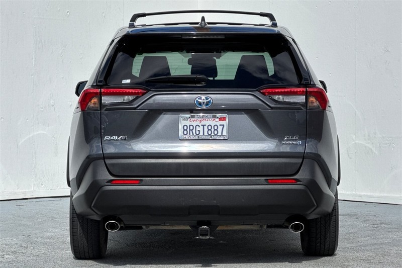 Toyota RAV4 Hybrid Vehicle Full-screen Gallery Image 05