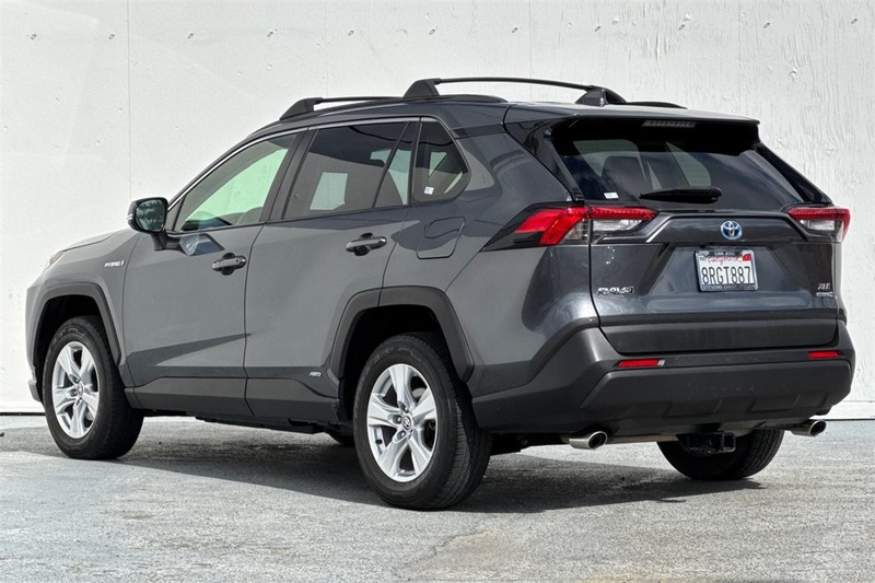 Toyota RAV4 Hybrid Vehicle Full-screen Gallery Image 06