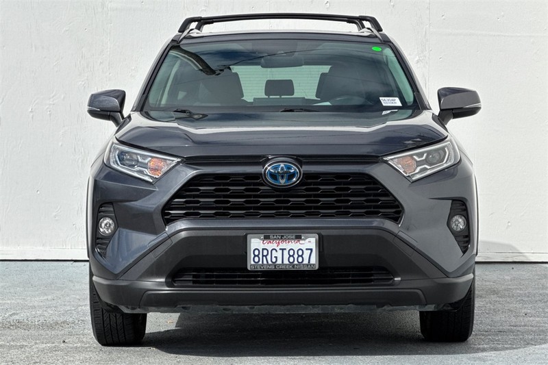 Toyota RAV4 Hybrid Vehicle Full-screen Gallery Image 09