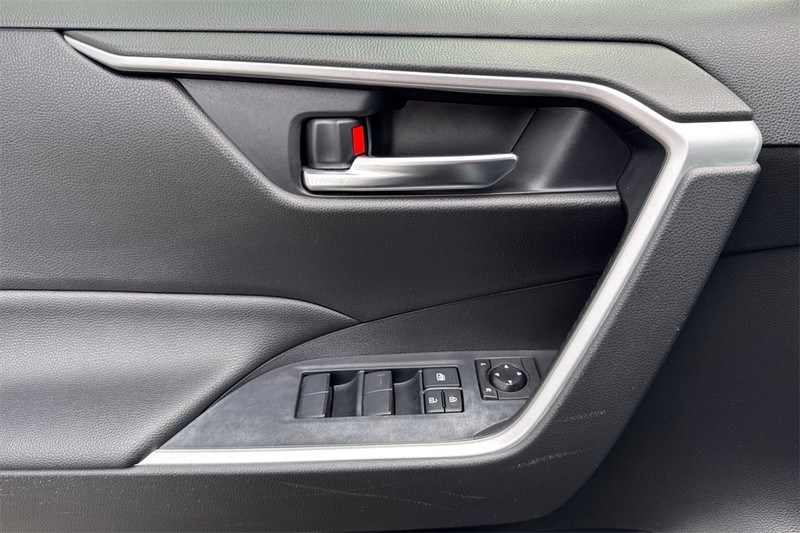 Toyota RAV4 Hybrid Vehicle Full-screen Gallery Image 11