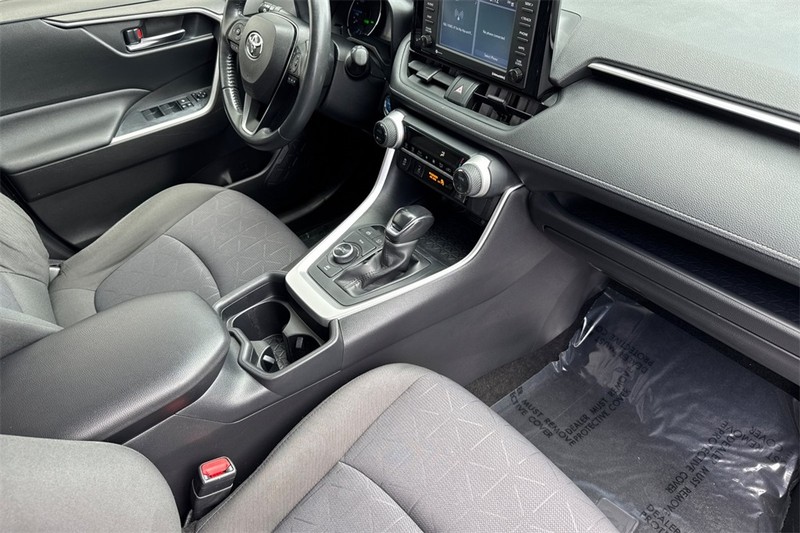 Toyota RAV4 Hybrid Vehicle Full-screen Gallery Image 15