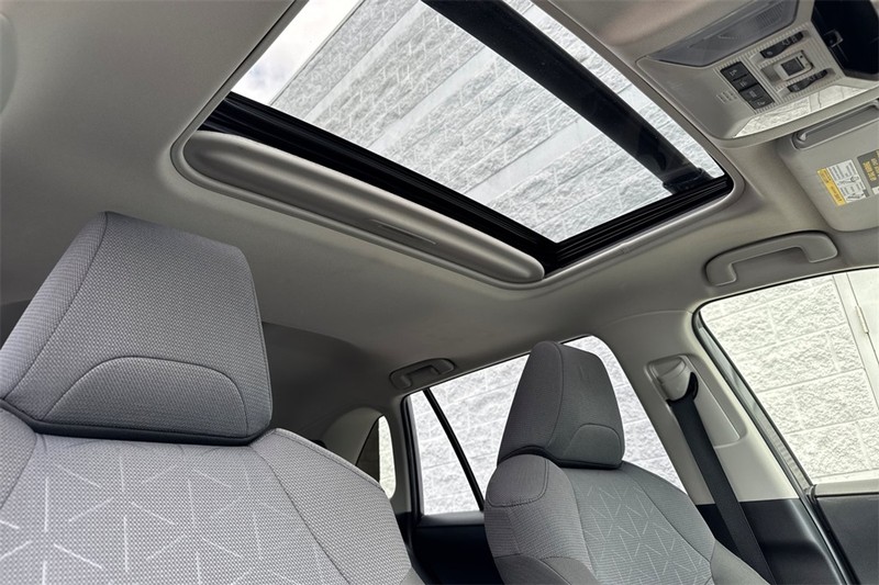 Toyota RAV4 Hybrid Vehicle Full-screen Gallery Image 16