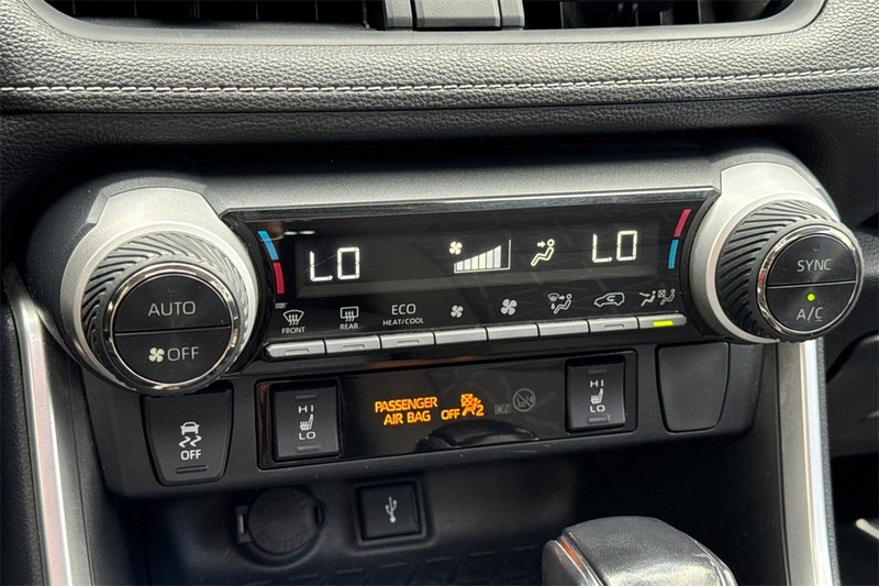 Toyota RAV4 Hybrid Vehicle Full-screen Gallery Image 19