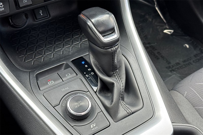 Toyota RAV4 Hybrid Vehicle Full-screen Gallery Image 20