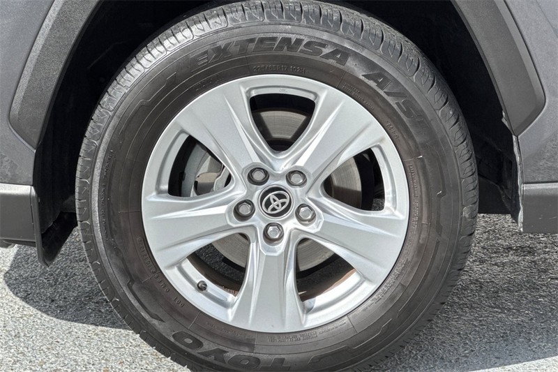 Toyota RAV4 Hybrid Vehicle Full-screen Gallery Image 25