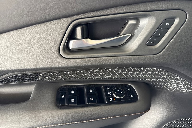 Nissan Ariya Vehicle Full-screen Gallery Image 11