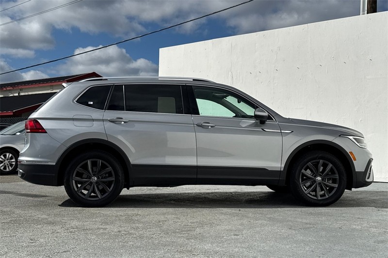 Volkswagen Tiguan Vehicle Full-screen Gallery Image 03