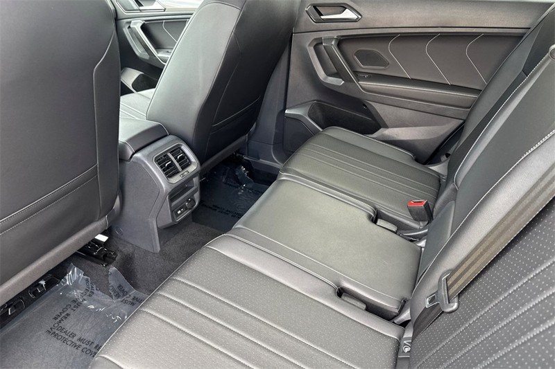 Volkswagen Tiguan Vehicle Full-screen Gallery Image 12