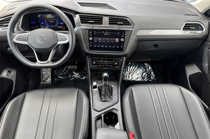 Volkswagen Tiguan Vehicle Full-screen Gallery Image 13