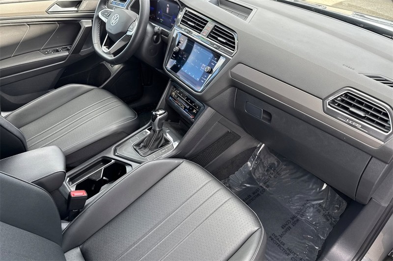 Volkswagen Tiguan Vehicle Full-screen Gallery Image 15