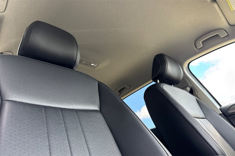 Volkswagen Tiguan Vehicle Full-screen Gallery Image 16