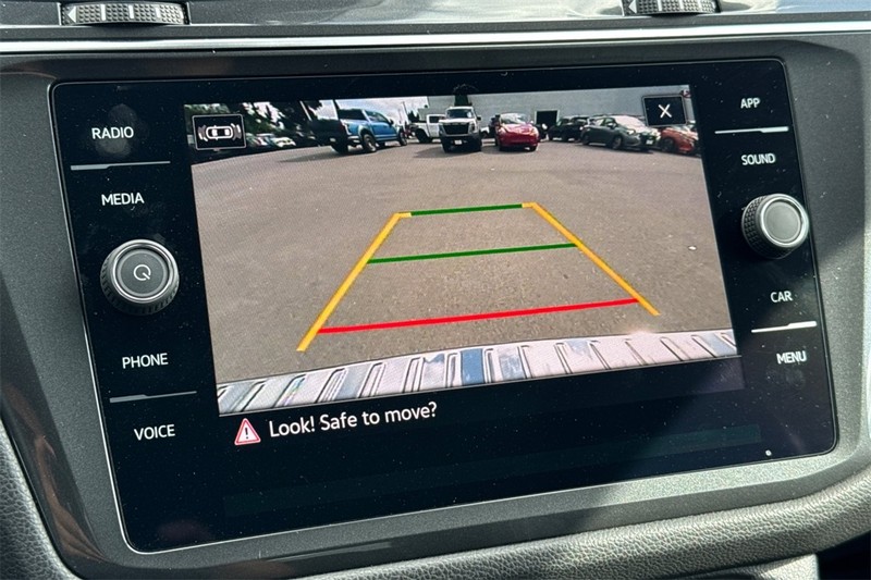 Volkswagen Tiguan Vehicle Full-screen Gallery Image 18