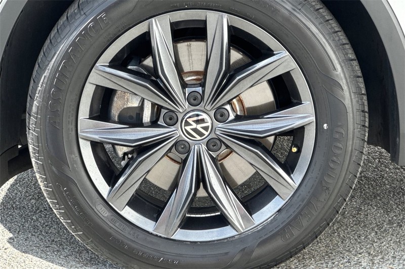 Volkswagen Tiguan Vehicle Full-screen Gallery Image 25
