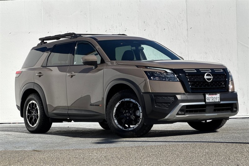 Nissan Pathfinder Vehicle Full-screen Gallery Image 02