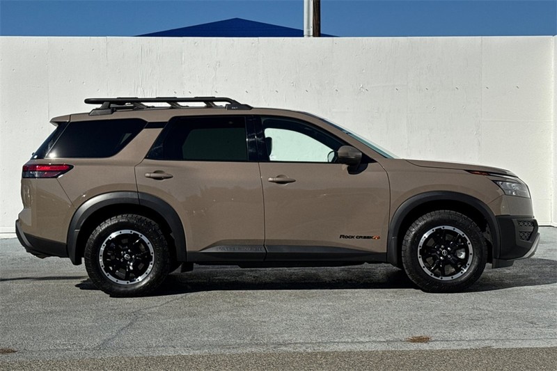 Nissan Pathfinder Vehicle Full-screen Gallery Image 03