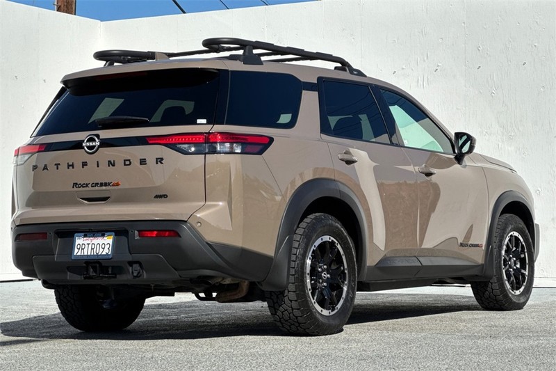 Nissan Pathfinder Vehicle Full-screen Gallery Image 04