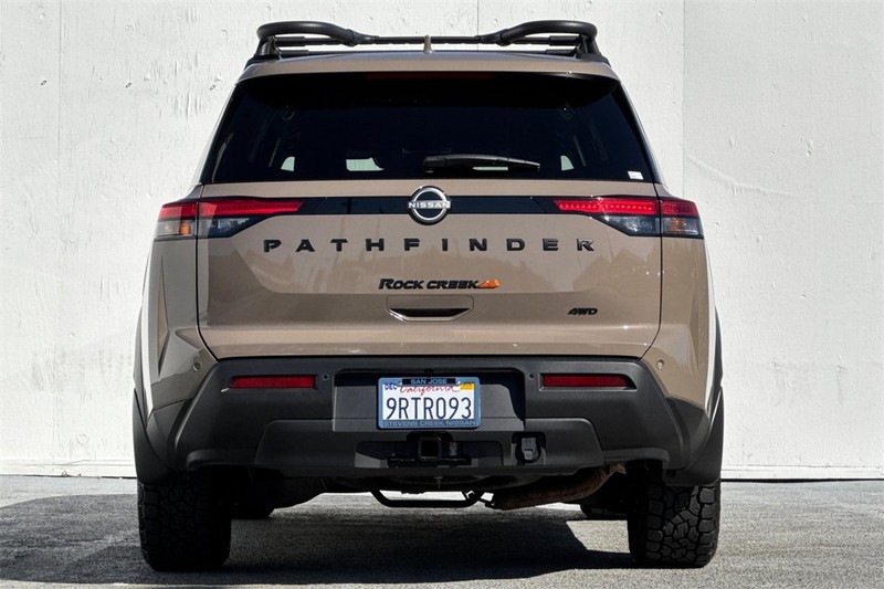 Nissan Pathfinder Vehicle Full-screen Gallery Image 05