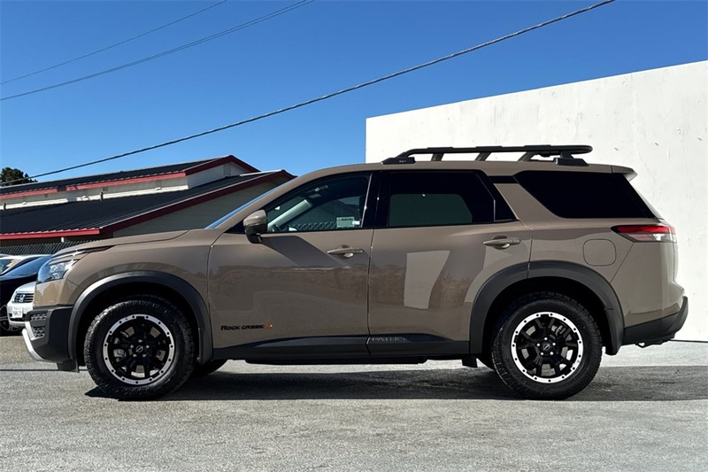 Nissan Pathfinder Vehicle Full-screen Gallery Image 07