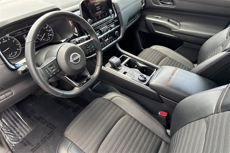 Nissan Pathfinder Vehicle Full-screen Gallery Image 10